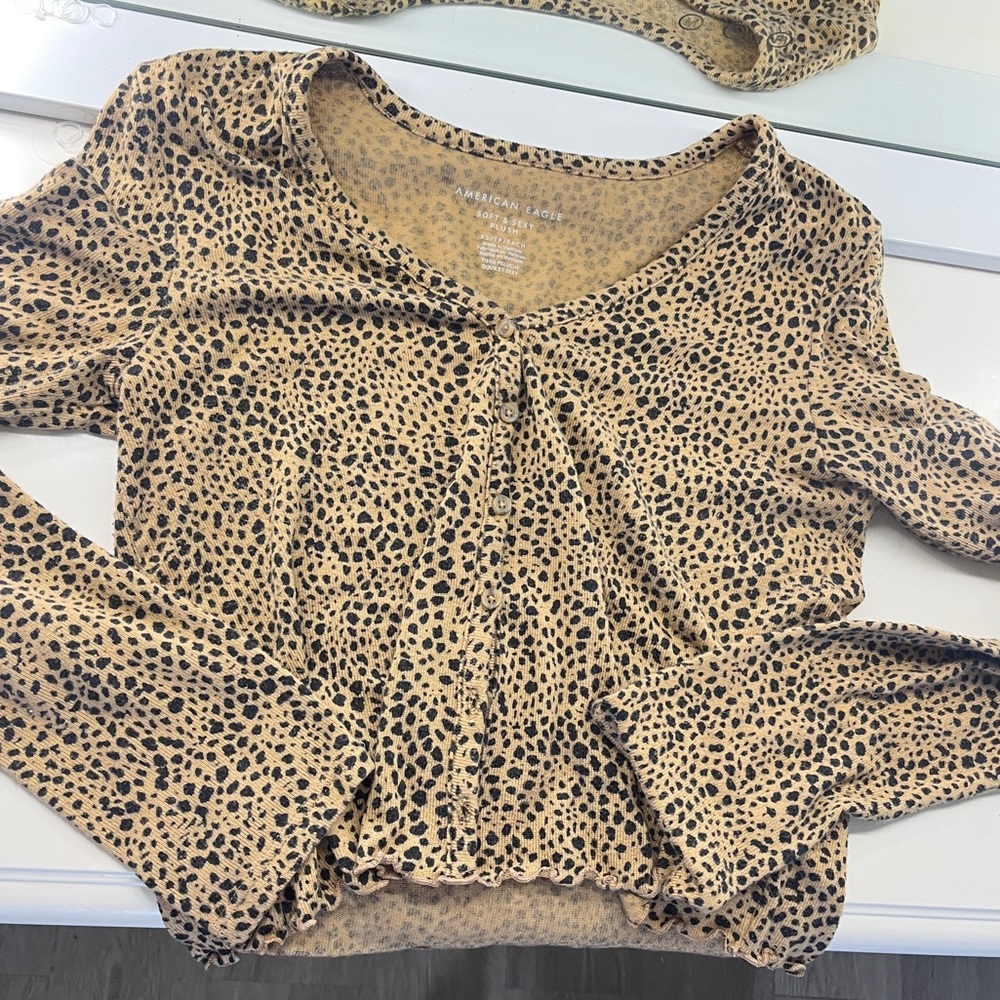 AE Cheetah print long sleeve crop top